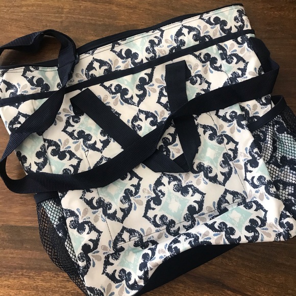 thirty-one Handbags - Thirty-one damask crossbody shoulder bag